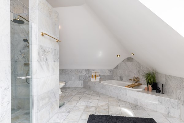 Foto - Te koop: Op een schitterende en rustige locatie in de geliefde villawijk "Moltbos" staat deze stijlvolle, vrijstaande villa met een uitzonderlijk royaal woonoppervlak.